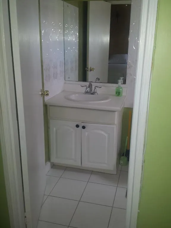 Impeccable Guest Rooms 2 Kingston 3*,