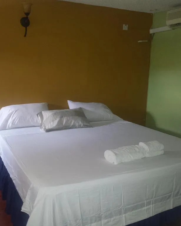 Impeccable Guest Rooms 2 Kingston Vendégház